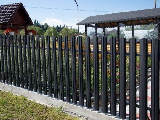 simple and striking image of a black aluminium fence | Cranbourne Fencing Pros